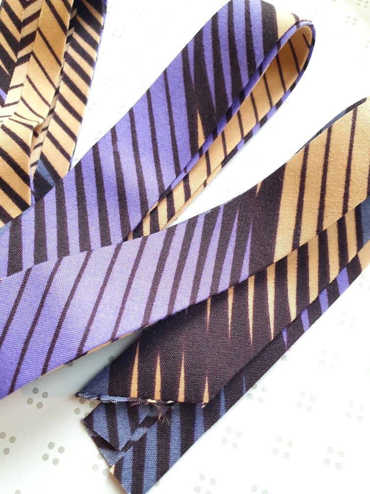 Lilac & beige wax bias tape. 3 metres x 2.5cm wide. 100% soft cotton.