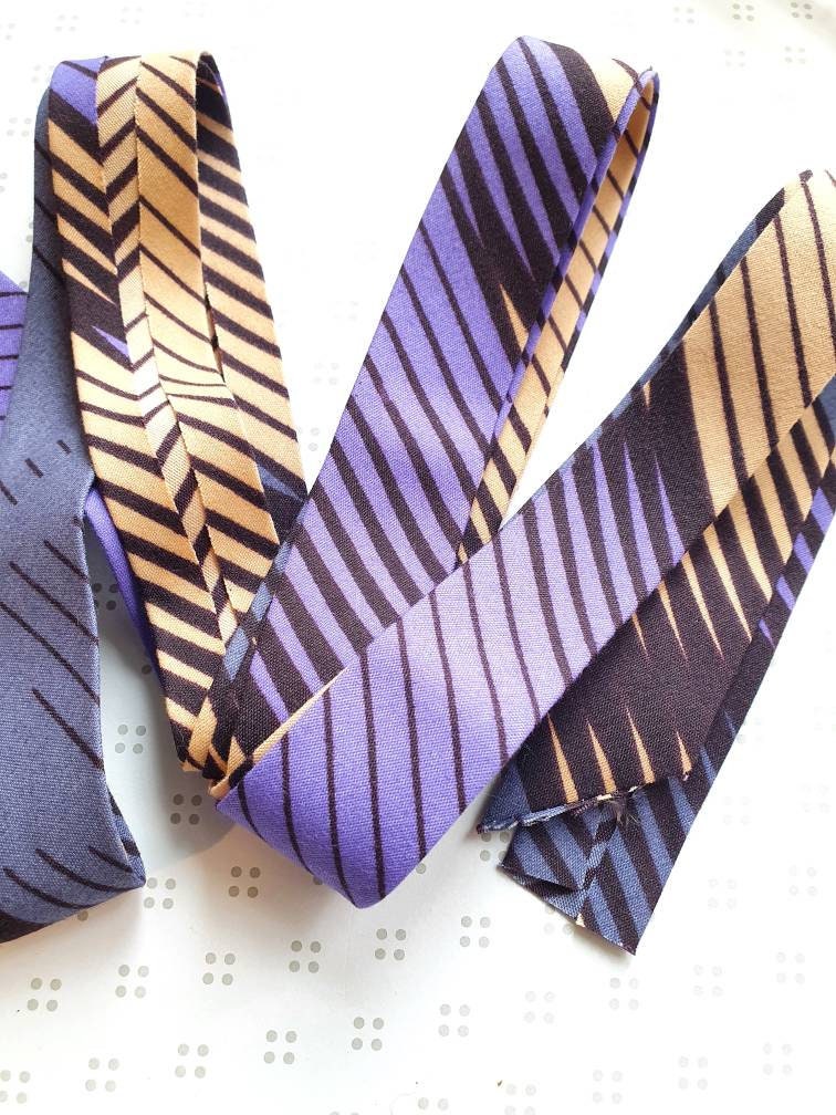 Lilac & beige wax bias tape. 3 metres x 2.5cm wide. 100% soft cotton.