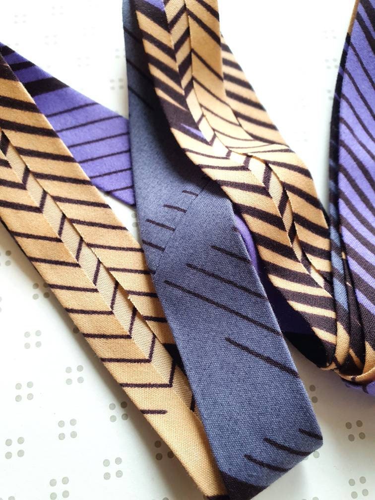 Lilac & beige wax bias tape. 3 metres x 2.5cm wide. 100% soft cotton.