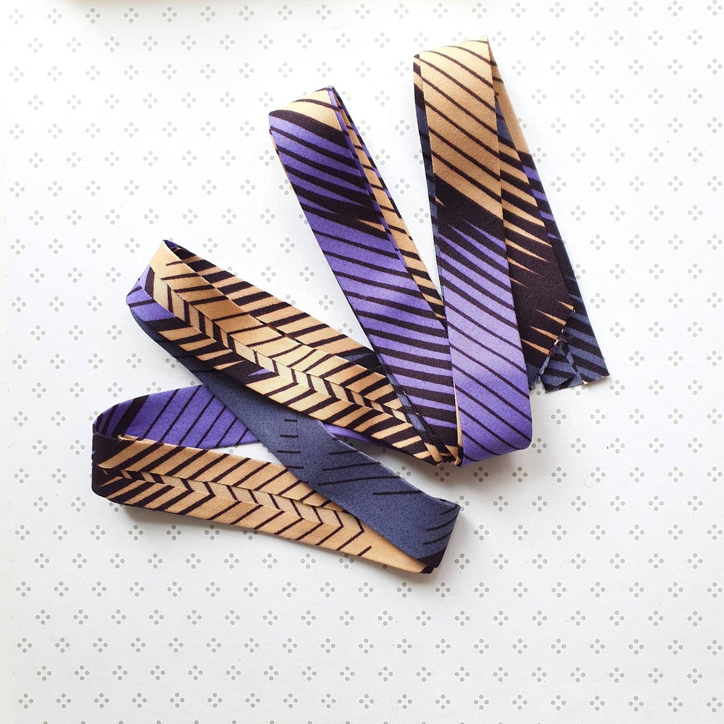 Lilac & beige wax bias tape. 3 metres x 2.5cm wide. 100% soft cotton.